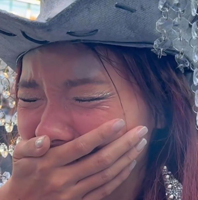 เกิดอะไรขึ้นเหตุใดดาราสาวคนนี้ถึงร้องไห้ หลังบินมาลอนดอน