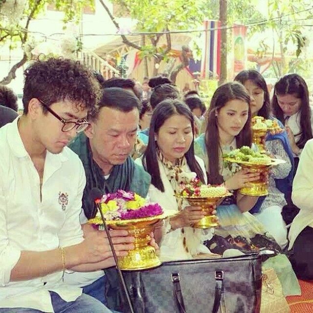 ณเดชทำบุญปีใหม่ กับ ญาญ่า  พร้อมผมทรงใหม่ สุดอินดี้!