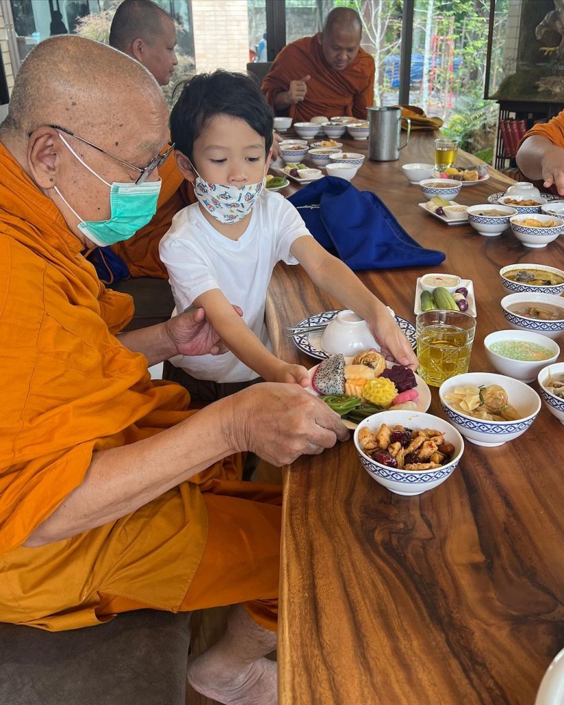  ชาคริตชวนลูกเมียทำบุญเรียบง่าย หลังย้ายเข้าอยู่บ้านใหม่สุดอลัง