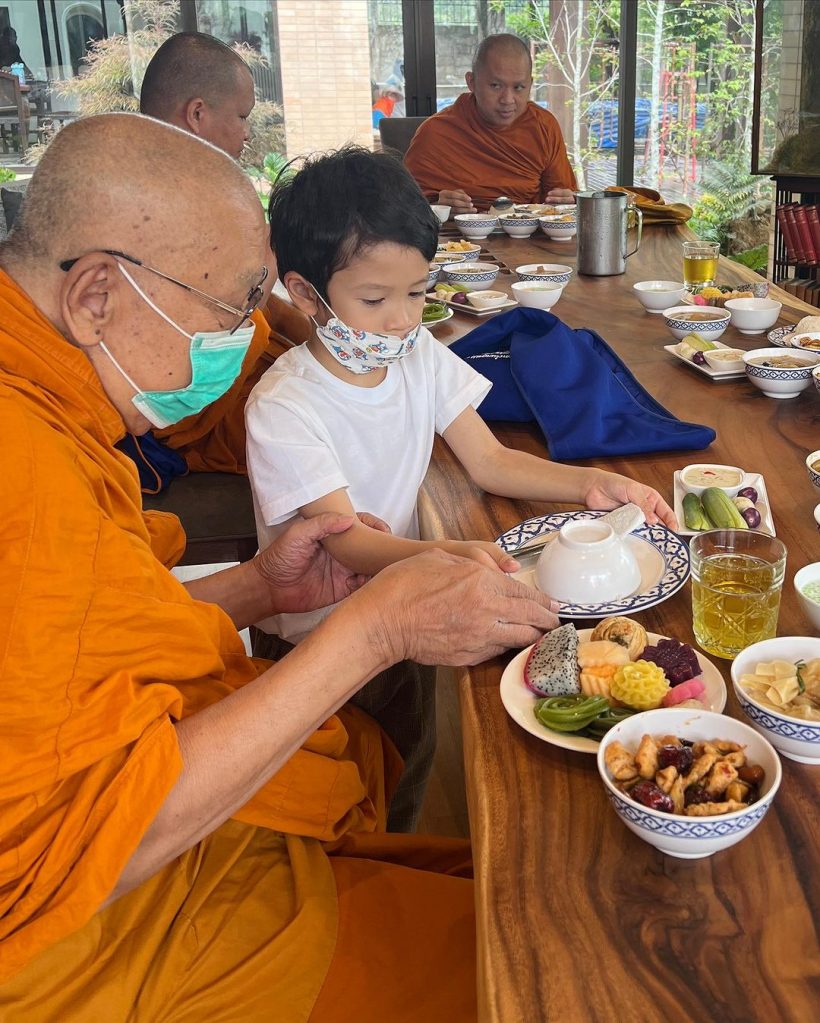  ชาคริตชวนลูกเมียทำบุญเรียบง่าย หลังย้ายเข้าอยู่บ้านใหม่สุดอลัง