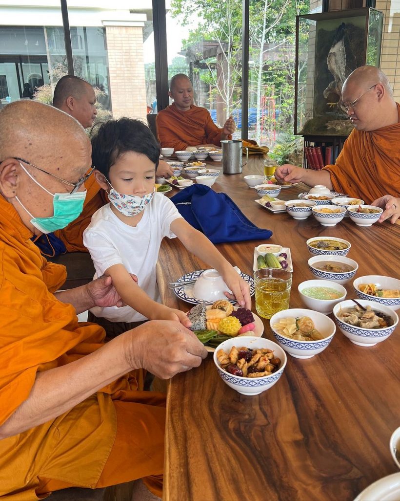  ชาคริตชวนลูกเมียทำบุญเรียบง่าย หลังย้ายเข้าอยู่บ้านใหม่สุดอลัง