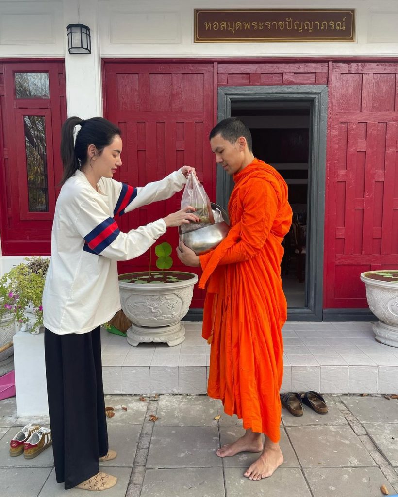 อนุโมทนาบุญ นางเอกดังใส่บาตรหลวงพี่ หลังพระเอกแฟนบวชเงียบ