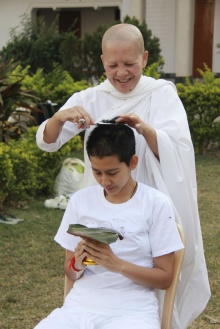 ซึ้งรสพระธรรม-อ้อม สุนิสา โกนหัวบวชพุทธสาวิกาที่อินเดีย