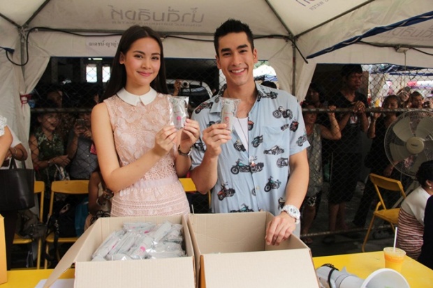 ตลาดนัดดาราคึกคัก แฟนๆ สุดฟิน  อิ่มบุญกับคู่จิ้นสุดฮอต ณเดช-ญาญ่า