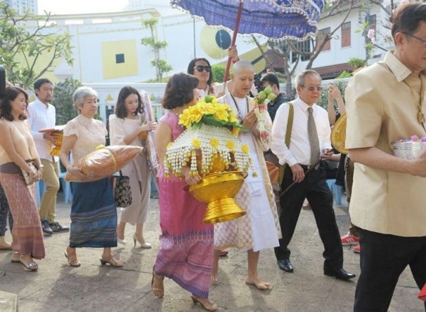 นี่ไง ! สาวคนนี้ที่ถือหมอนในงานบวช พระโบว์