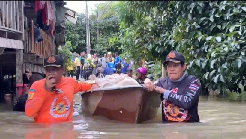  ชาวบ้านปลื้ม 2นักแสดงรุ่นใหญ่ ลอยคอมาช่วยชุมชนน้ำท่วม