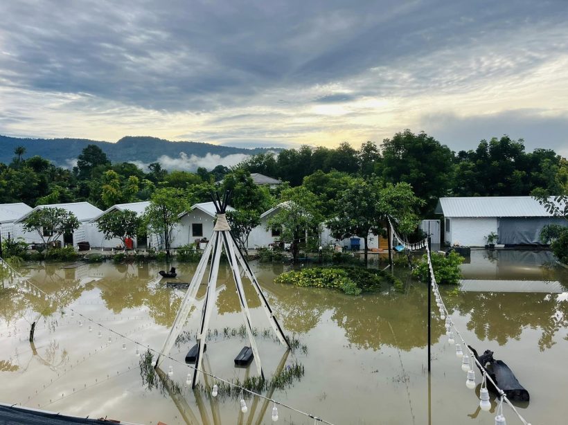  เปิดภาพรีสอร์ตคาเฟ่ราชินีดอกหญ้า ถูกน้ำท่วมต้องปิดชั่วคราว