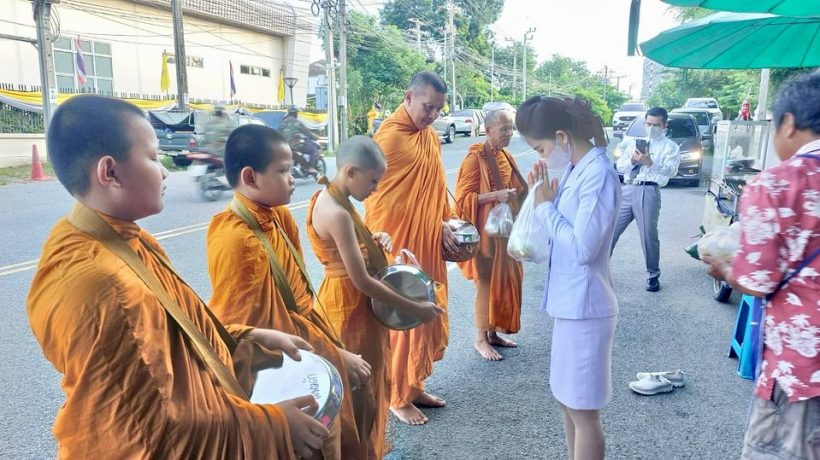 แม่กบพ่อบรู๊คตื้นตัน เณรณดล ปรับตัวได้ดีออกบิณฑบาตแล้ว