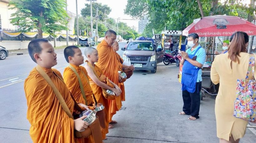 แม่กบพ่อบรู๊คตื้นตัน เณรณดล ปรับตัวได้ดีออกบิณฑบาตแล้ว