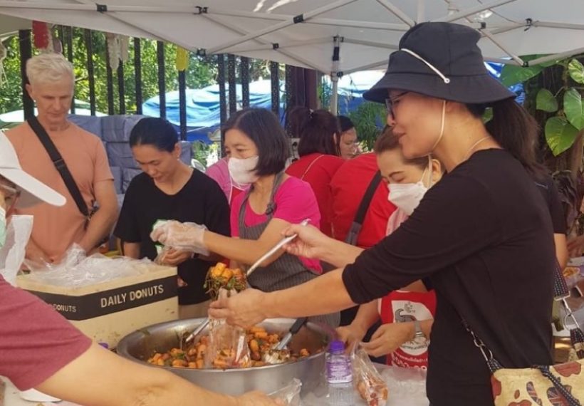 น่าภูมิใจ ลูกบุญธรรมดาราสาวดัง ทำอาหารแจกน้ำท่วมเชียงใหม่