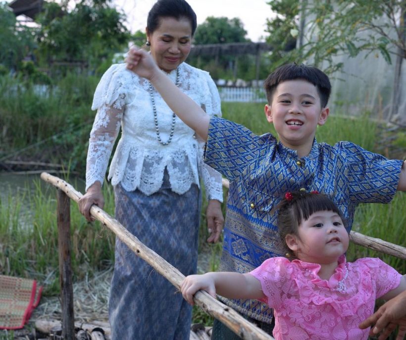 พี่สายฟ้า-น้องเกล แต่งชุดไทยจัดเต็มบุกสวนยายหนิงชุลมุนสุดๆ