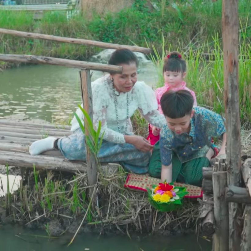 พี่สายฟ้า-น้องเกล แต่งชุดไทยจัดเต็มบุกสวนยายหนิงชุลมุนสุดๆ