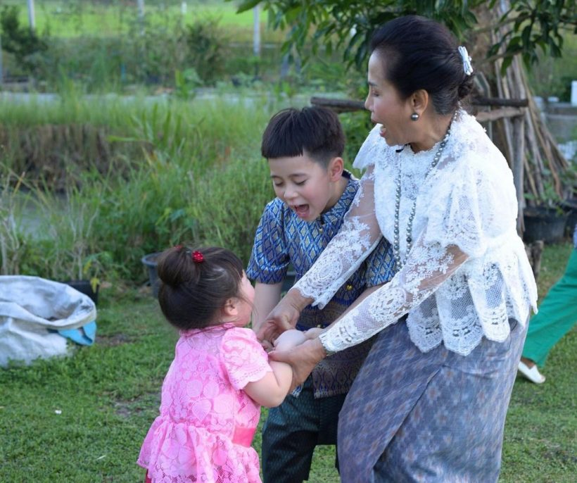 พี่สายฟ้า-น้องเกล แต่งชุดไทยจัดเต็มบุกสวนยายหนิงชุลมุนสุดๆ