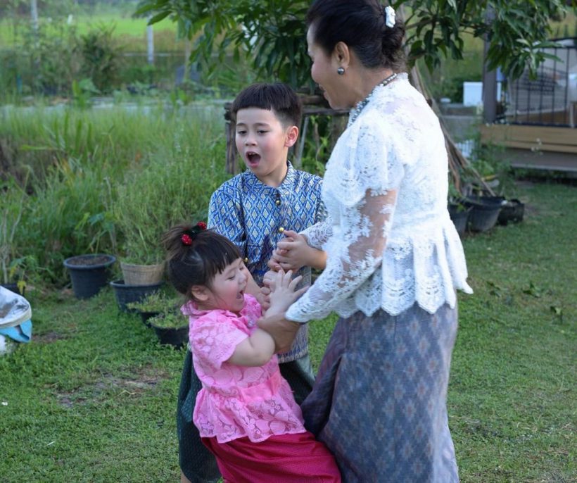 พี่สายฟ้า-น้องเกล แต่งชุดไทยจัดเต็มบุกสวนยายหนิงชุลมุนสุดๆ