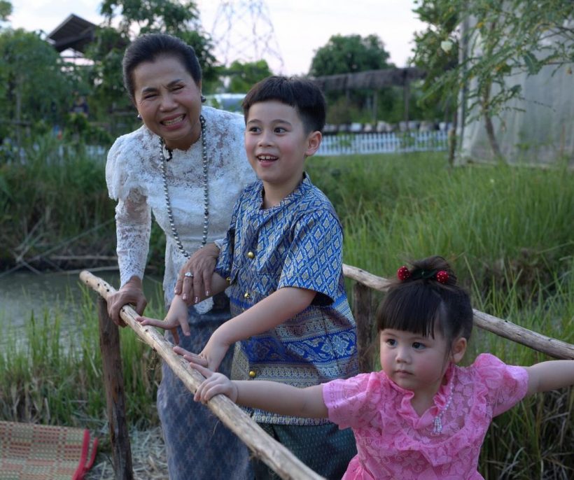 พี่สายฟ้า-น้องเกล แต่งชุดไทยจัดเต็มบุกสวนยายหนิงชุลมุนสุดๆ