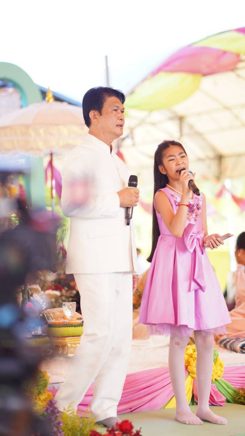 ลูกสาวเขาคนนี้ โตเป็นสาวแล้ว มีแววเป็นศิลปินตามรอยคุณพ่อ