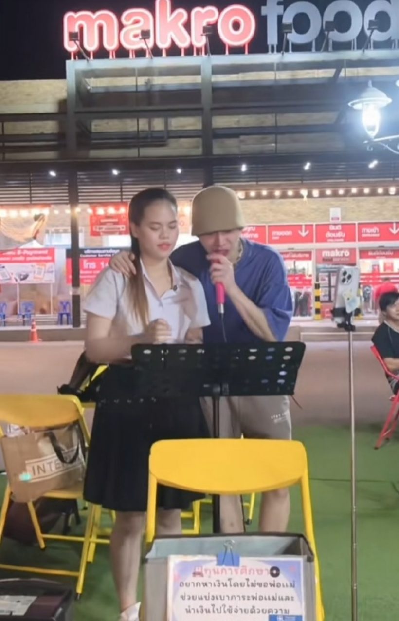 ฮือฮา! นักร้องดังเดินตลาดนัด ร่วมร้องเพลงกับน้องเปิดหมวก