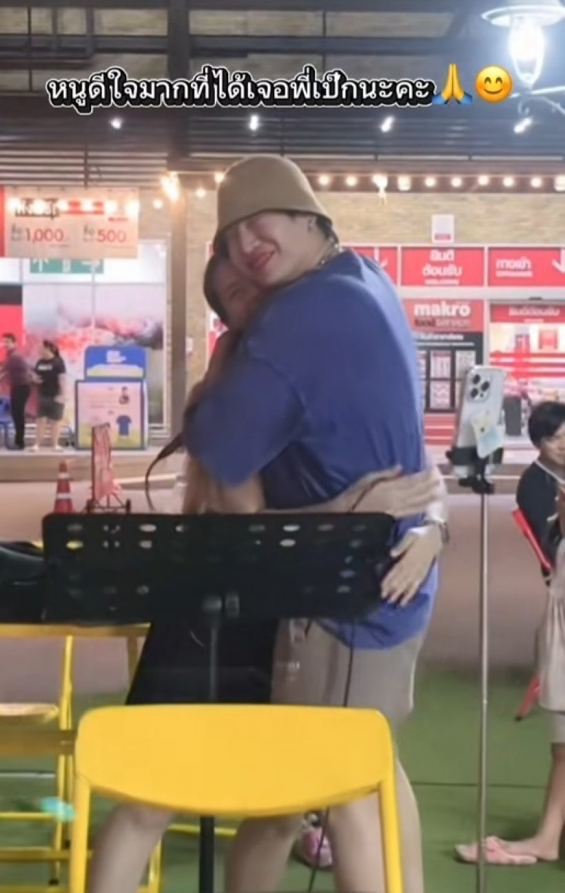ฮือฮา! นักร้องดังเดินตลาดนัด ร่วมร้องเพลงกับน้องเปิดหมวก
