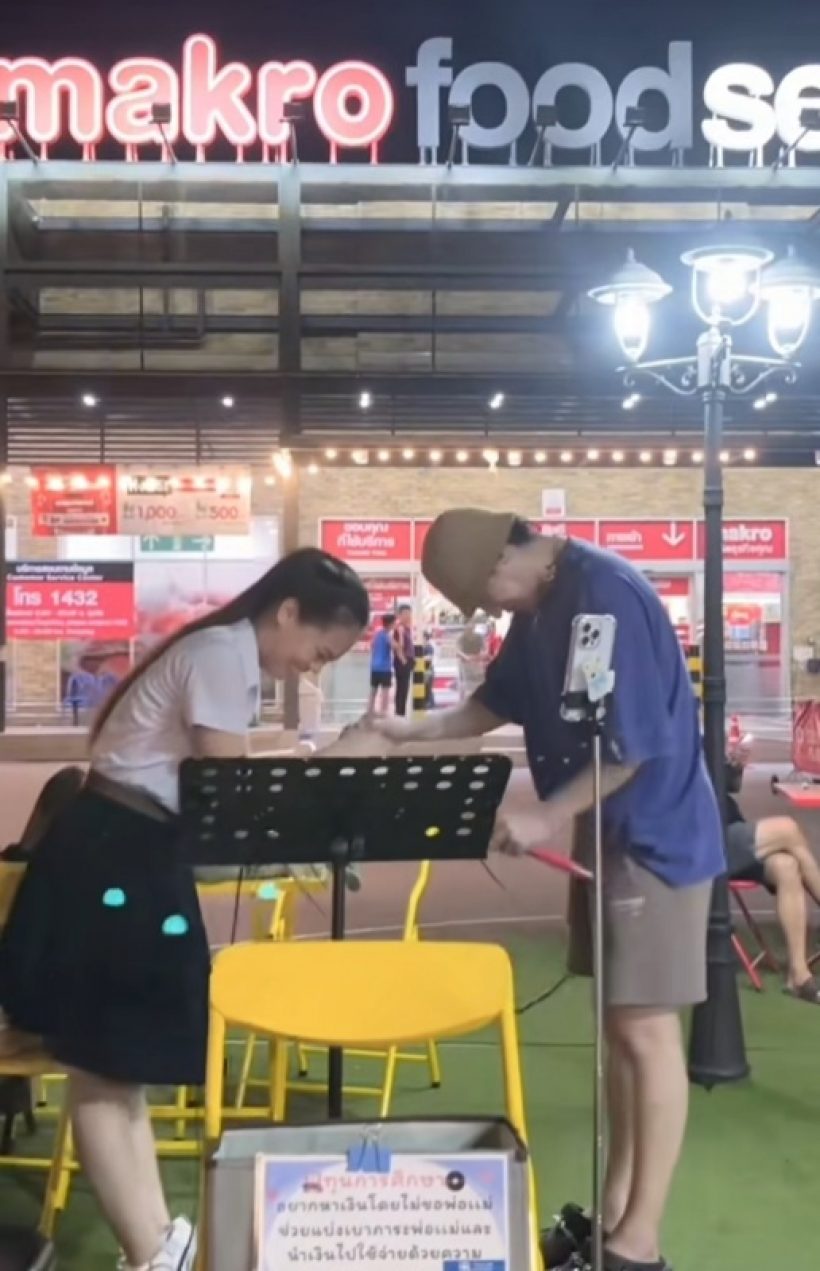 ฮือฮา! นักร้องดังเดินตลาดนัด ร่วมร้องเพลงกับน้องเปิดหมวก