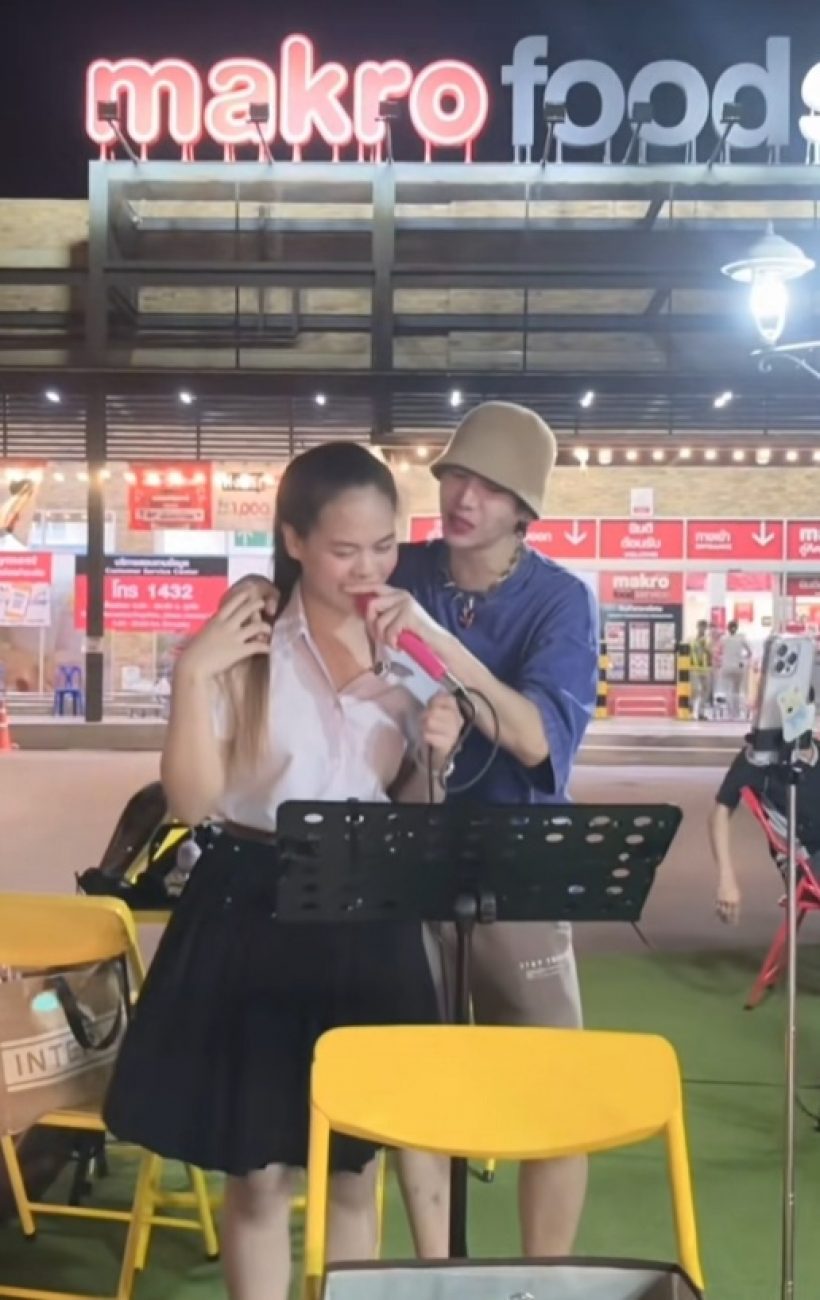 ฮือฮา! นักร้องดังเดินตลาดนัด ร่วมร้องเพลงกับน้องเปิดหมวก