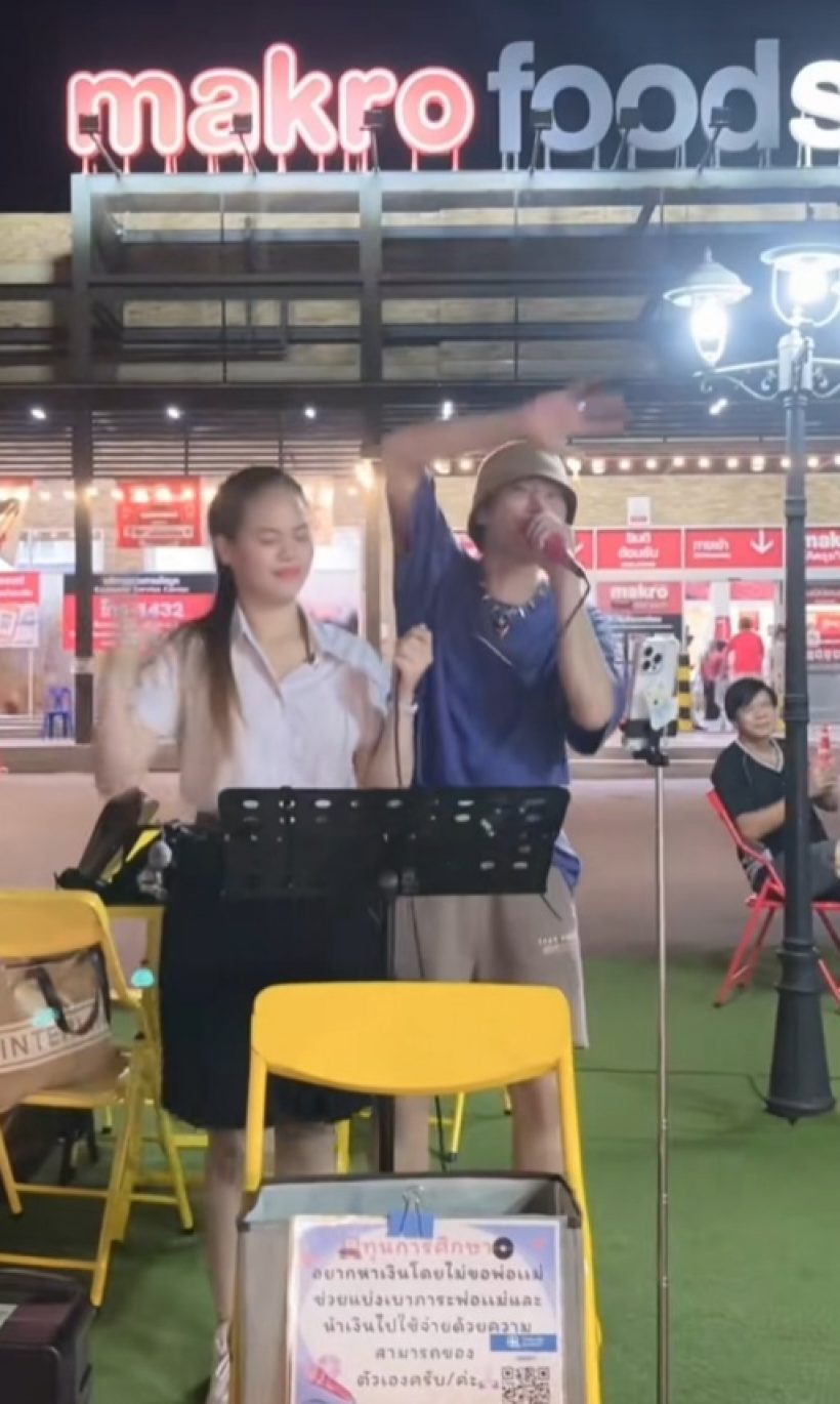 ฮือฮา! นักร้องดังเดินตลาดนัด ร่วมร้องเพลงกับน้องเปิดหมวก