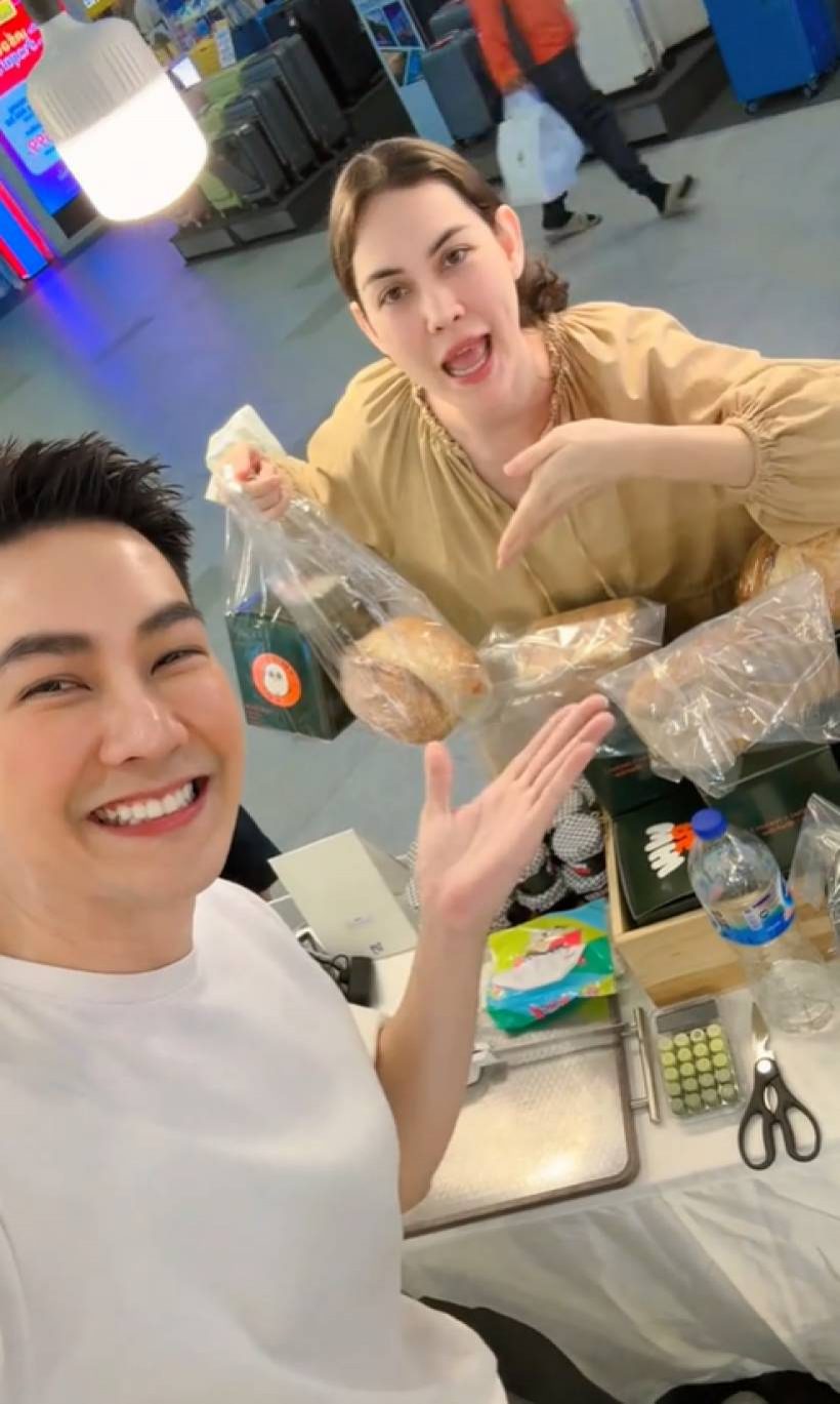 แอมป์ พีรวัศ รีวิวความน่ารักนางเอกดัง เเวะมาอุดหนุนขนมปังที่ร้าน