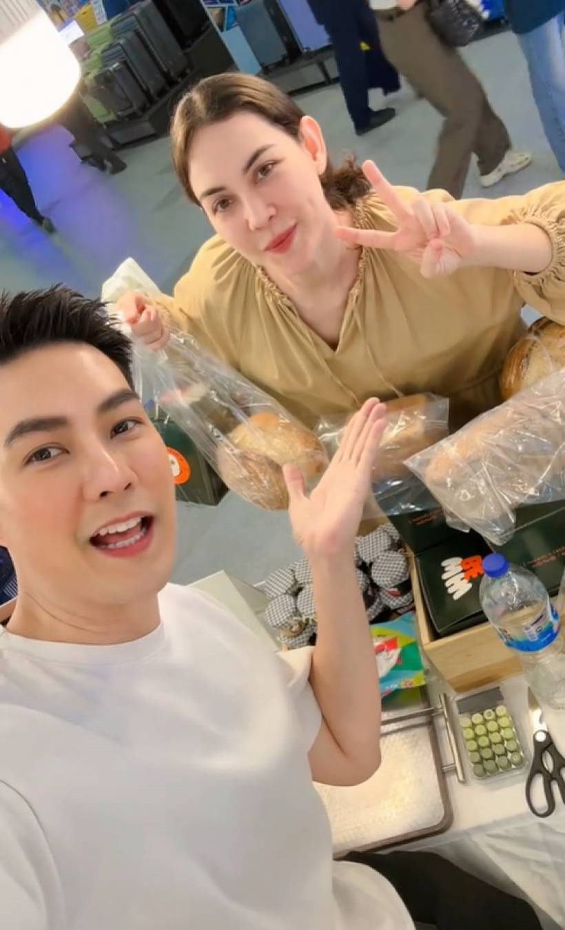 แอมป์ พีรวัศ รีวิวความน่ารักนางเอกดัง เเวะมาอุดหนุนขนมปังที่ร้าน