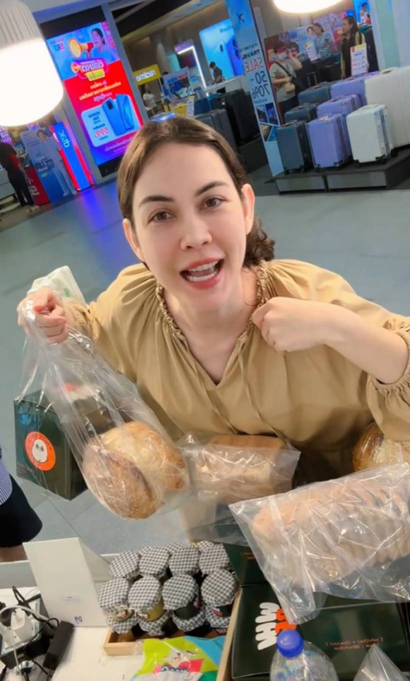 แอมป์ พีรวัศ รีวิวความน่ารักนางเอกดัง เเวะมาอุดหนุนขนมปังที่ร้าน