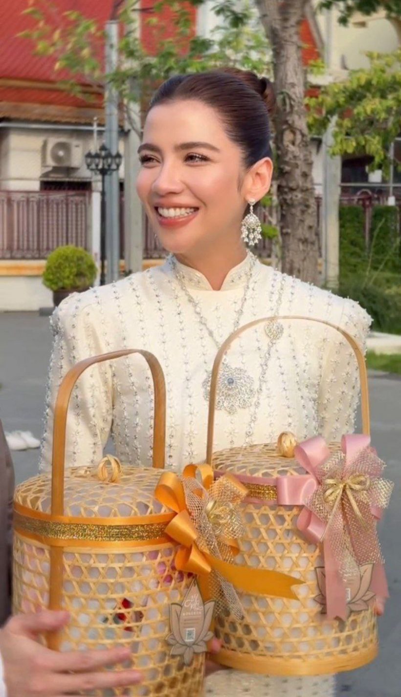 ยังไง?ดาราสาว แต่งชุดไทย ควงแขนแฟนทำบุญ คนแห่ถามแต่งงาน?
