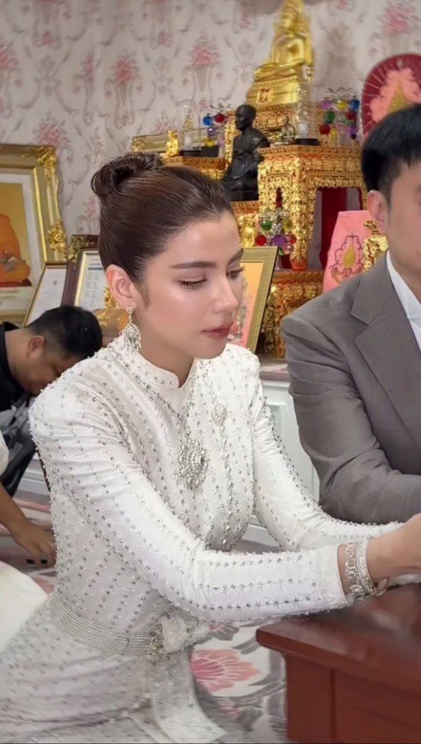 ยังไง?ดาราสาว แต่งชุดไทย ควงแขนแฟนทำบุญ คนแห่ถามแต่งงาน?