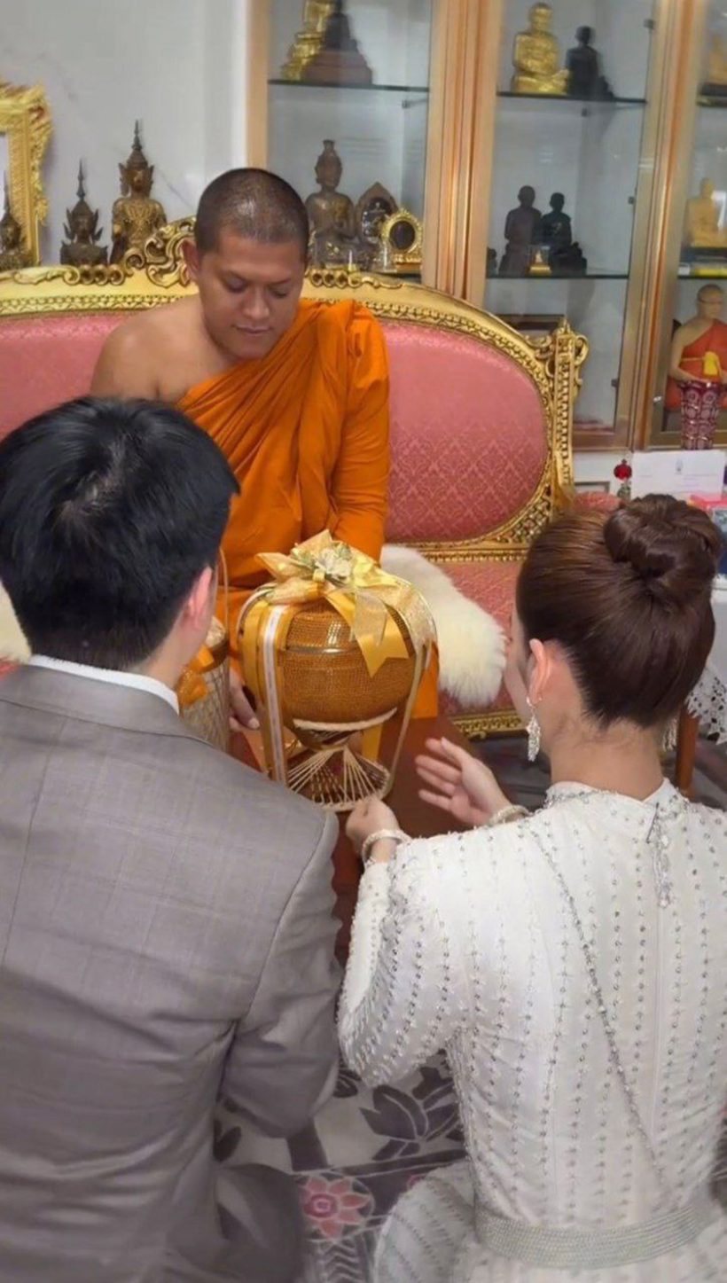 ยังไง?ดาราสาว แต่งชุดไทย ควงแขนแฟนทำบุญ คนแห่ถามแต่งงาน?