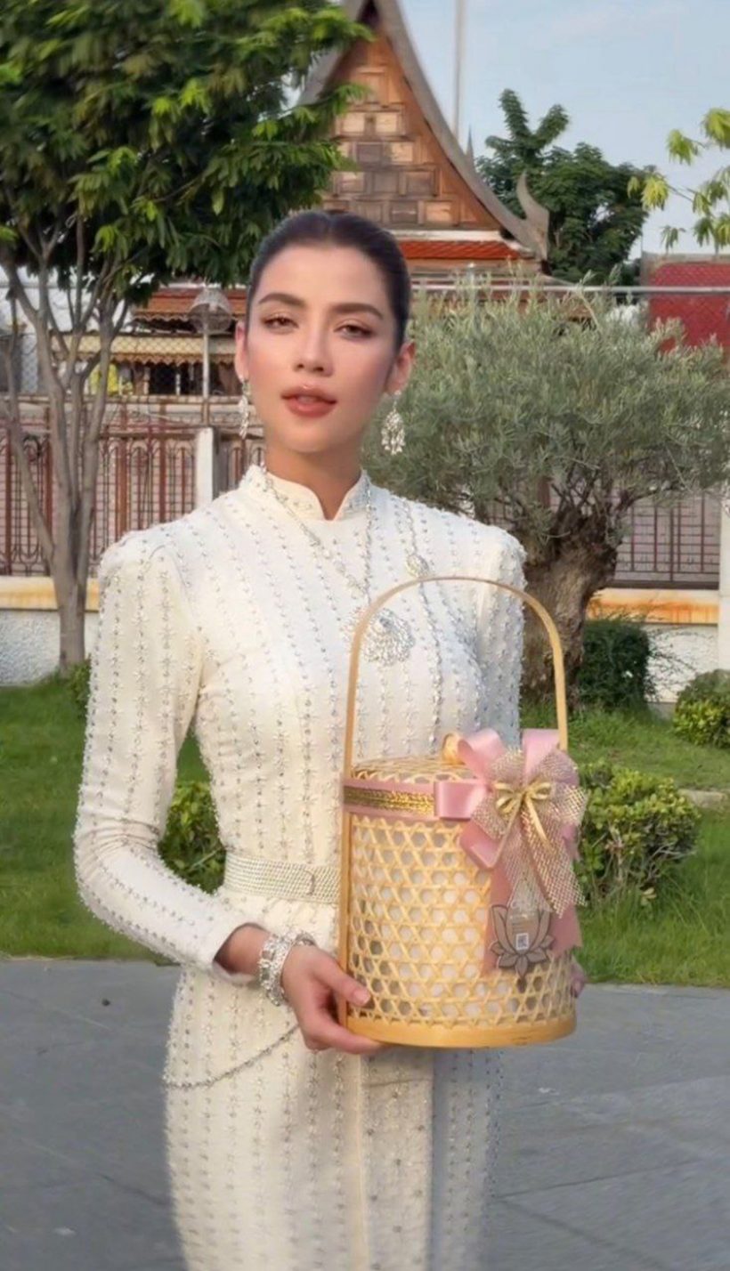 ยังไง?ดาราสาว แต่งชุดไทย ควงแขนแฟนทำบุญ คนแห่ถามแต่งงาน?