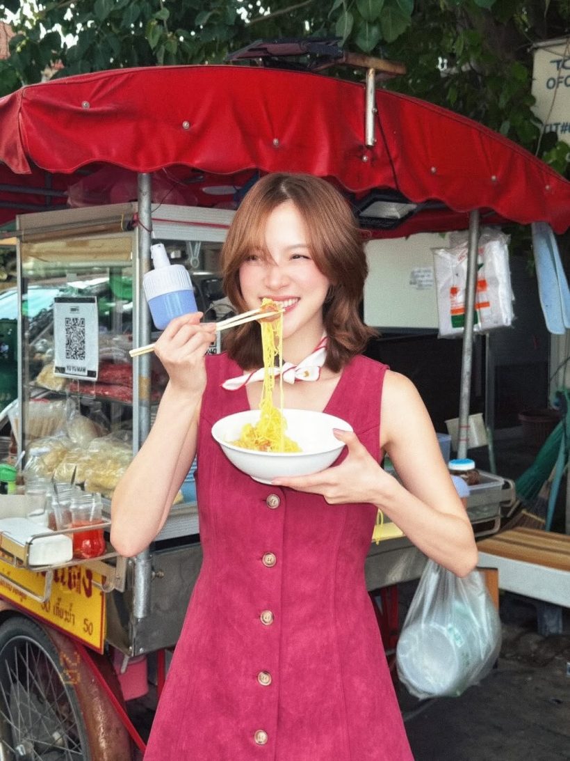 เหลียวมองกันให้ขวับ! ซุปตาร์สาวคนนี้ นั่งกินก๋วยเตี๋ยวริมทาง