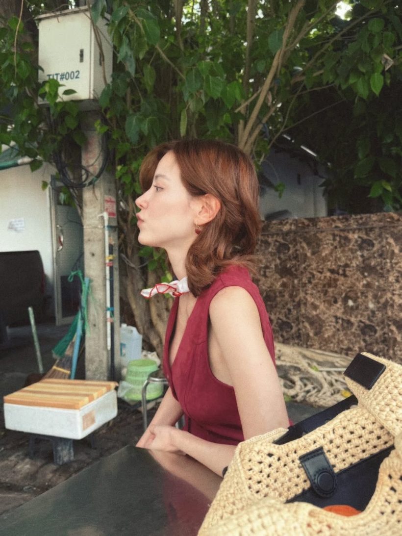 เหลียวมองกันให้ขวับ! ซุปตาร์สาวคนนี้ นั่งกินก๋วยเตี๋ยวริมทาง
