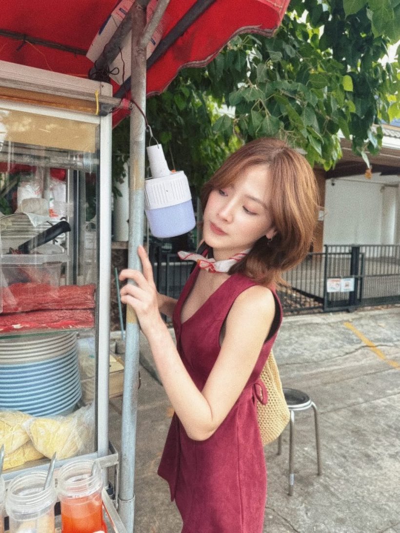 เหลียวมองกันให้ขวับ! ซุปตาร์สาวคนนี้ นั่งกินก๋วยเตี๋ยวริมทาง