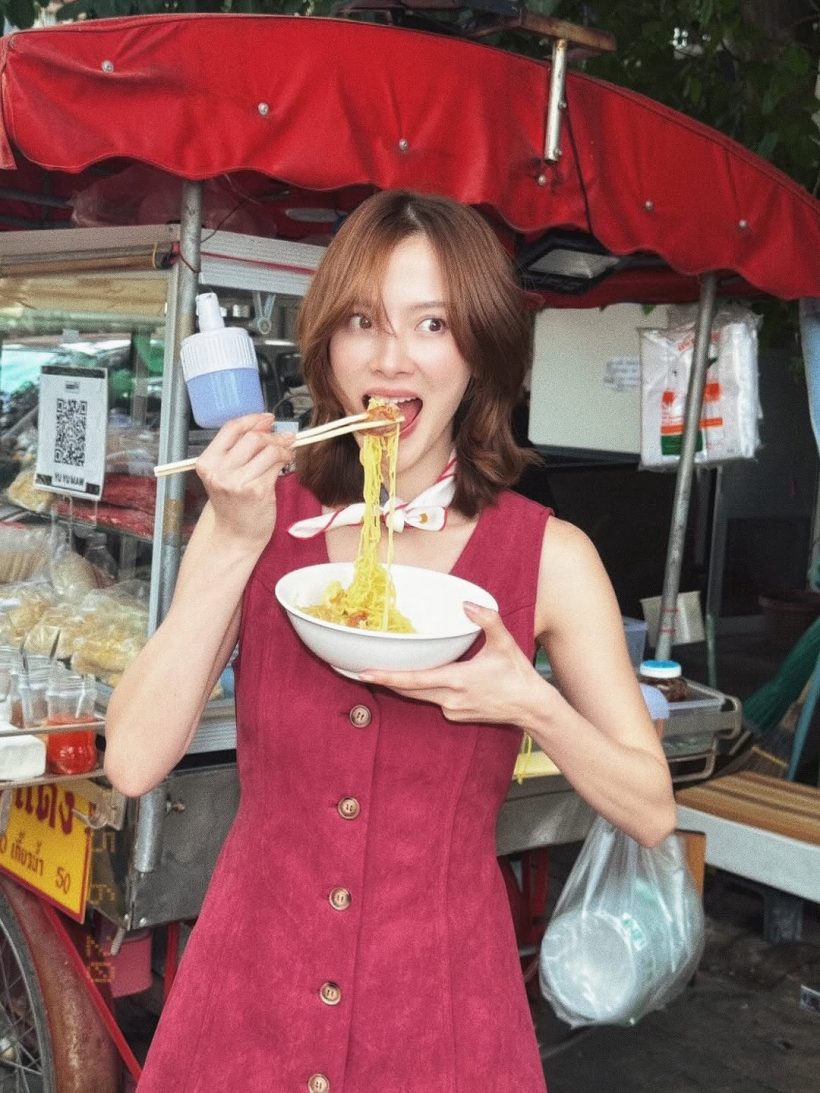 เหลียวมองกันให้ขวับ! ซุปตาร์สาวคนนี้ นั่งกินก๋วยเตี๋ยวริมทาง