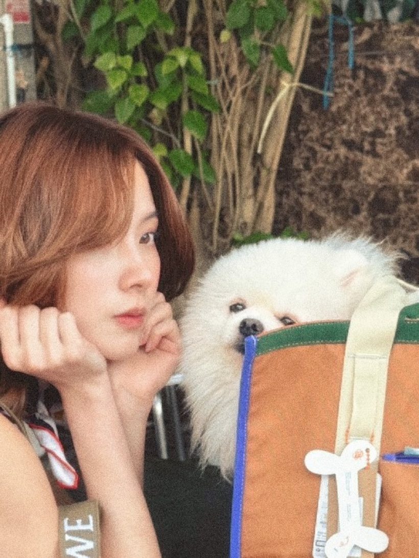 เหลียวมองกันให้ขวับ! ซุปตาร์สาวคนนี้ นั่งกินก๋วยเตี๋ยวริมทาง