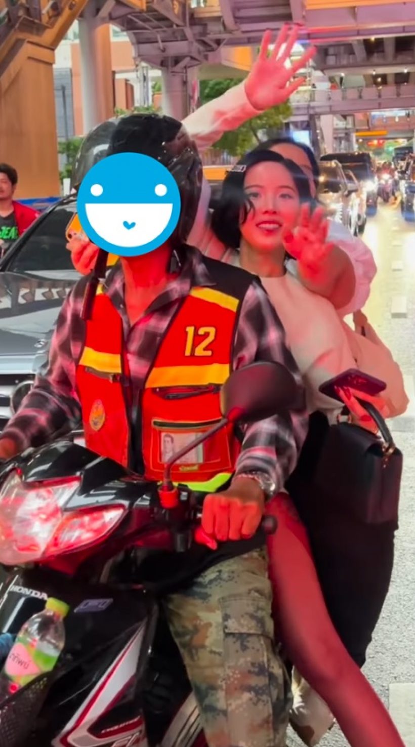 มองทั้งถนน! ดาราสาวดังทิ้งรถหรู วิ่งขึ้นวินฯไปงานอีเว้นต์