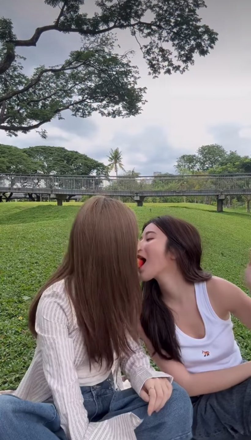 โมเมนต์นี้ต้องมีคนเขิน! 2 ดาราสาวดัง ปล่อยโมเมนต์ชวนฟิน