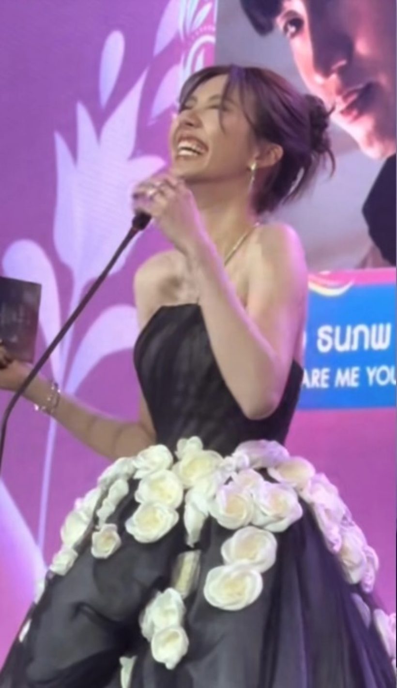 ชาวเน็ตติง พฤติกรรม ออม กรณ์นภัส บนเวที ทำแบบนี้ไม่มืออาชีพ
