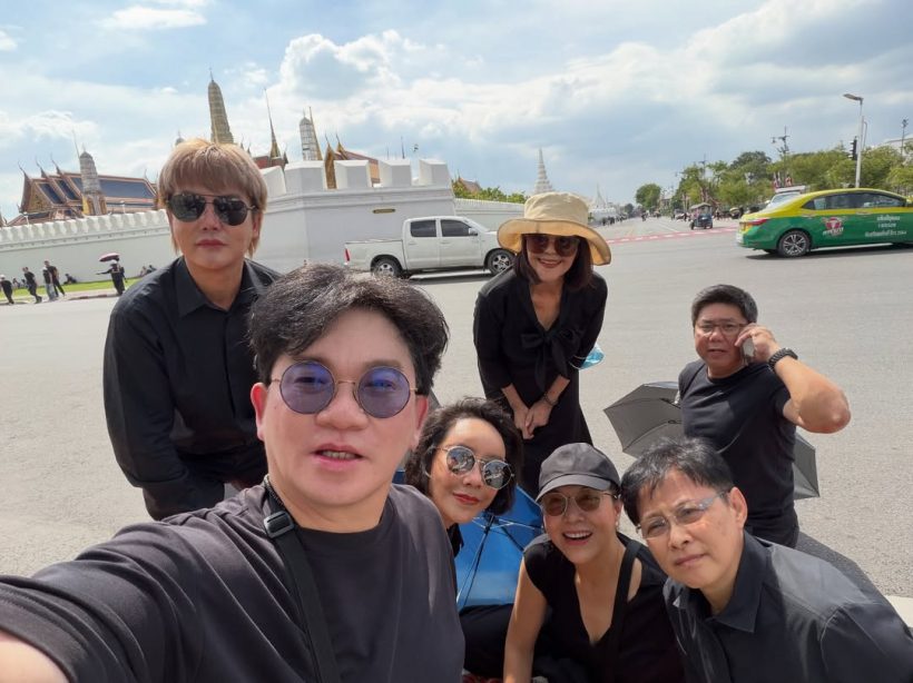 คนบันเทิงตบเท้านั่งริมถนน รอเฝ้าส่งเสด็จ สมเด็จพระพันปีหลวง