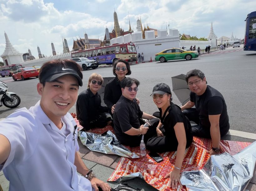 คนบันเทิงตบเท้านั่งริมถนน รอเฝ้าส่งเสด็จ สมเด็จพระพันปีหลวง