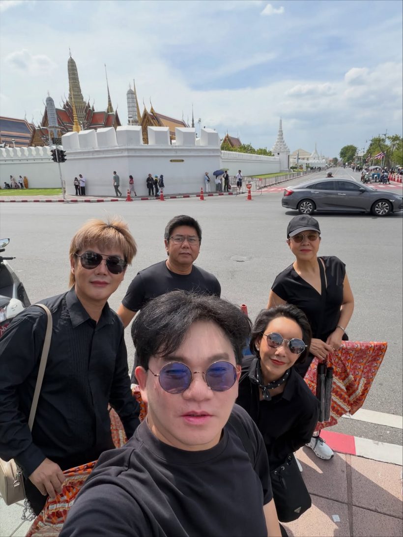 คนบันเทิงตบเท้านั่งริมถนน รอเฝ้าส่งเสด็จ สมเด็จพระพันปีหลวง