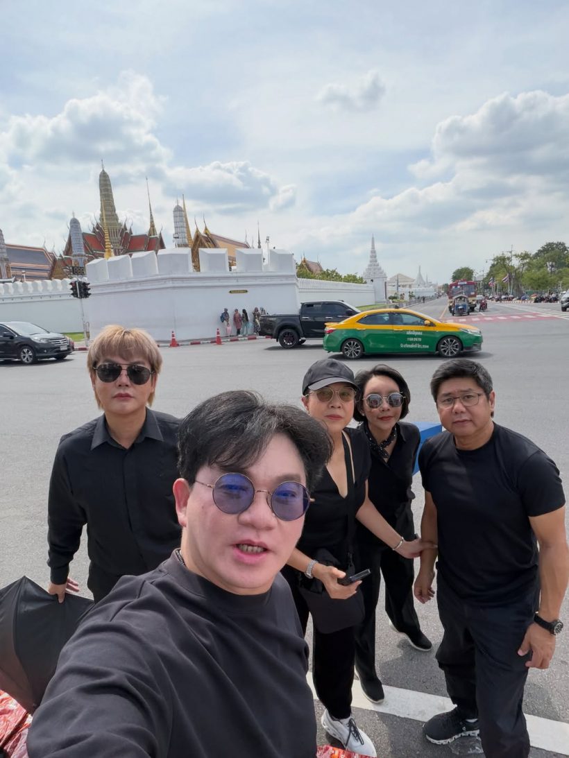คนบันเทิงตบเท้านั่งริมถนน รอเฝ้าส่งเสด็จ สมเด็จพระพันปีหลวง