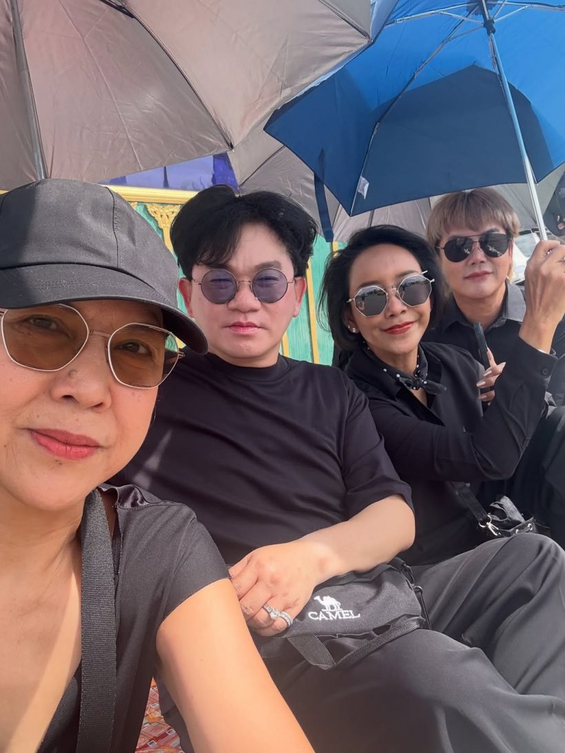 คนบันเทิงตบเท้านั่งริมถนน รอเฝ้าส่งเสด็จ สมเด็จพระพันปีหลวง