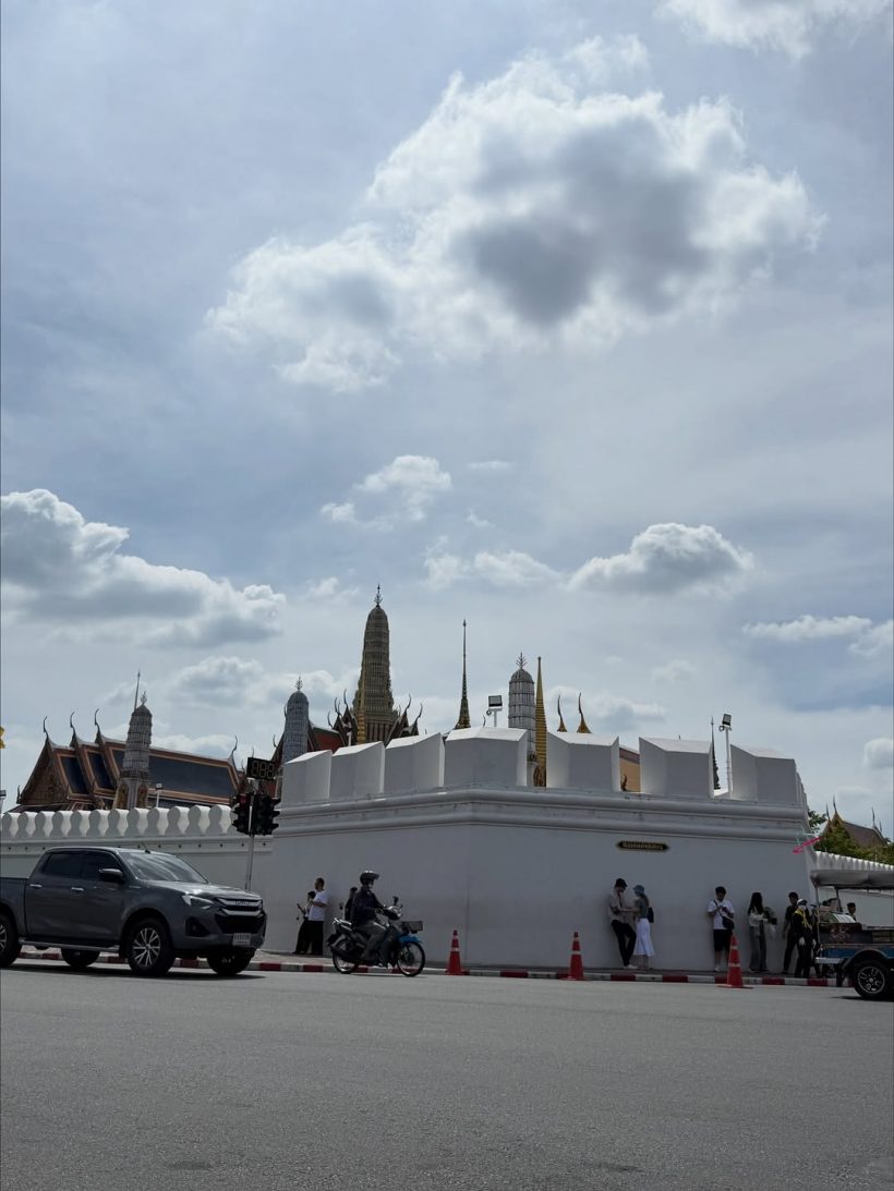คนบันเทิงตบเท้านั่งริมถนน รอเฝ้าส่งเสด็จ สมเด็จพระพันปีหลวง