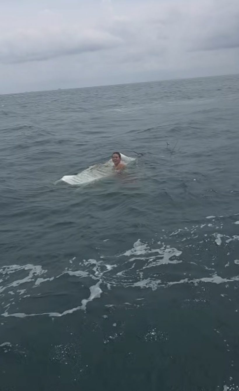 มาได้ไงเนี่ย! ทราย สก๊อต เจอสิ่งที่ไม่คาดคิด ลอยกลางทะเล