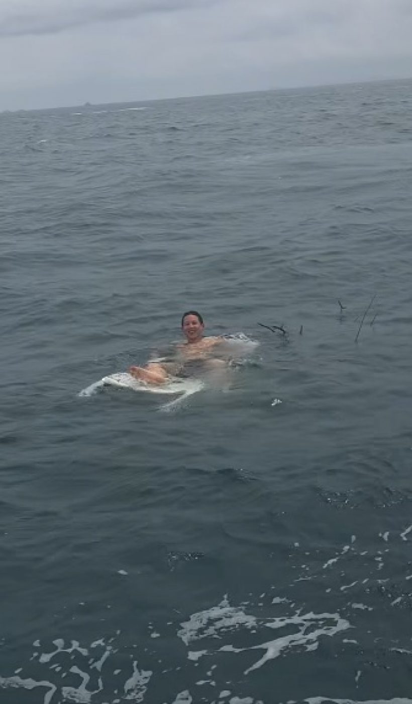 มาได้ไงเนี่ย! ทราย สก๊อต เจอสิ่งที่ไม่คาดคิด ลอยกลางทะเล