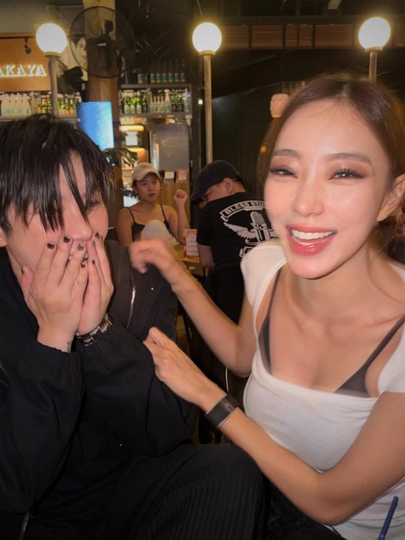 ดูชัดๆ คนข้างกายนิวเคลียร์คนนี้คือใคร หล่อน่ารักมาก