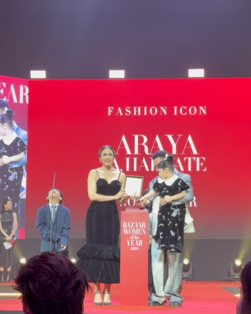 ส่องลุค ชมพู่ อารยา ใส่ขึ้นรับรางวัลล่าสุด ทำทั้งงานตะลึง